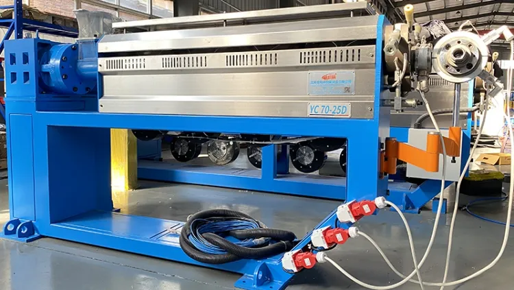 Línea de extrusión para aislamiento y revestimiento de cables